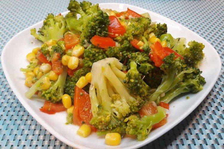 Brokkoli- und Mais-Salat