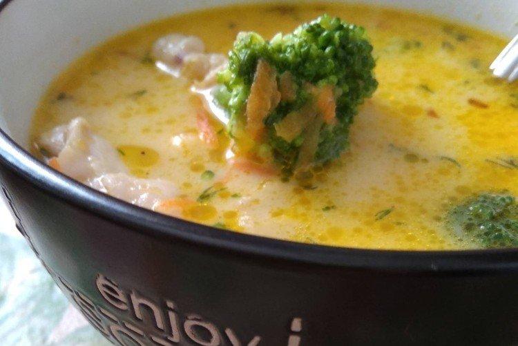 Brokkolisuppe mit Ei