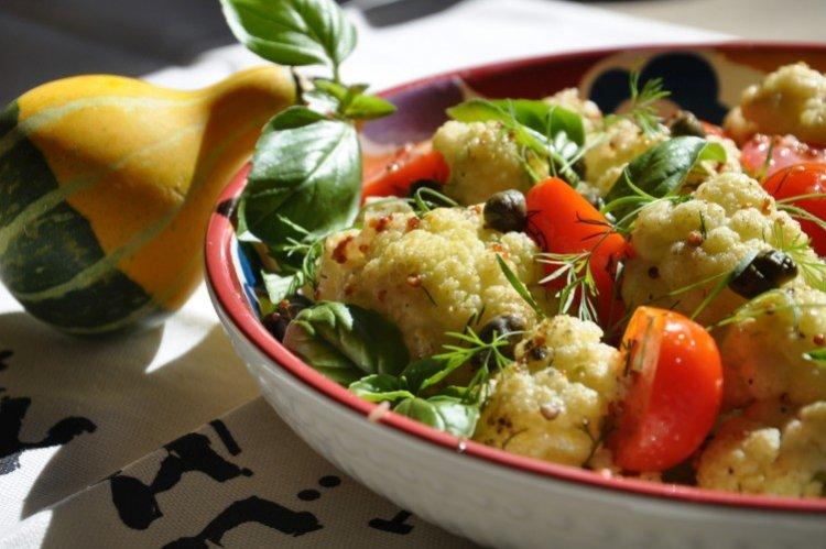 Blumenkohlsalat mit Gemüse und Obst