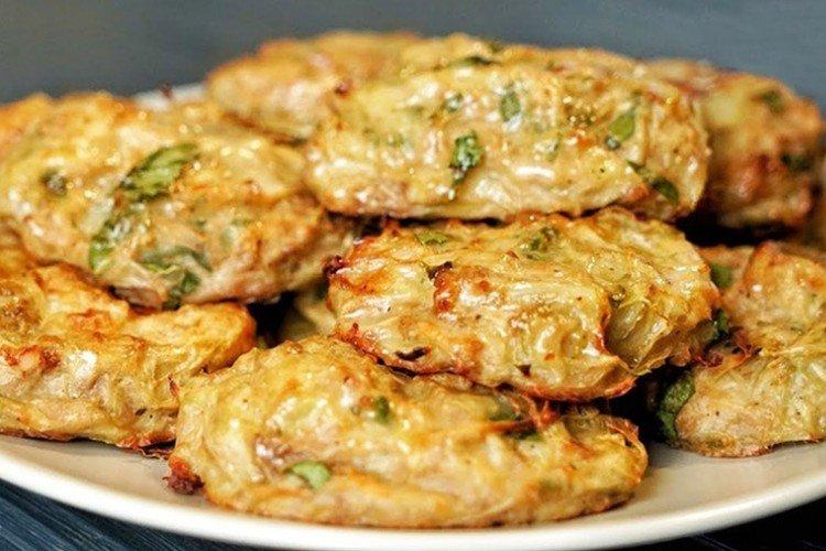 Hamburguesas de col y carne picada