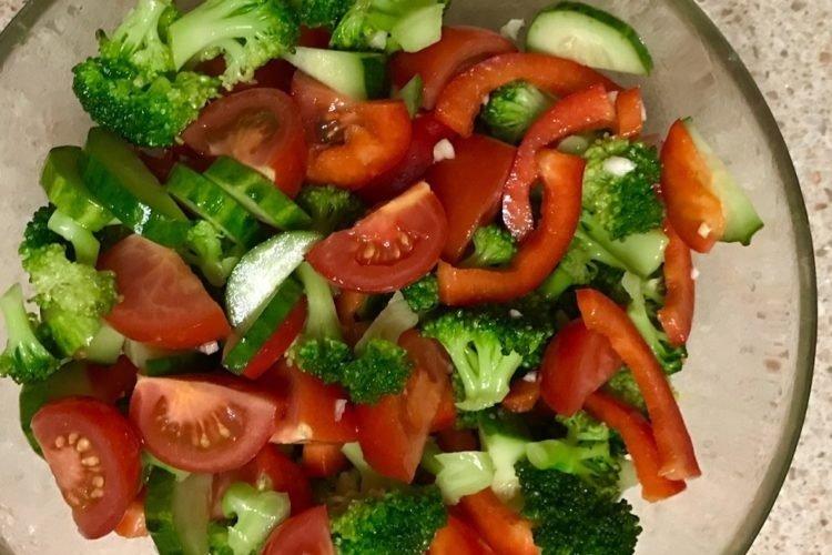 Sommersalat mit Brokkoli, Gurken und Tomaten