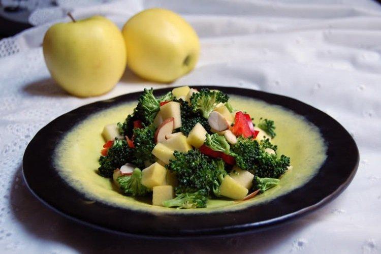 Salat mit Apfel und Brokkoli