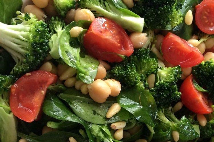 Salat aus Brokkoli und Pinienkernen