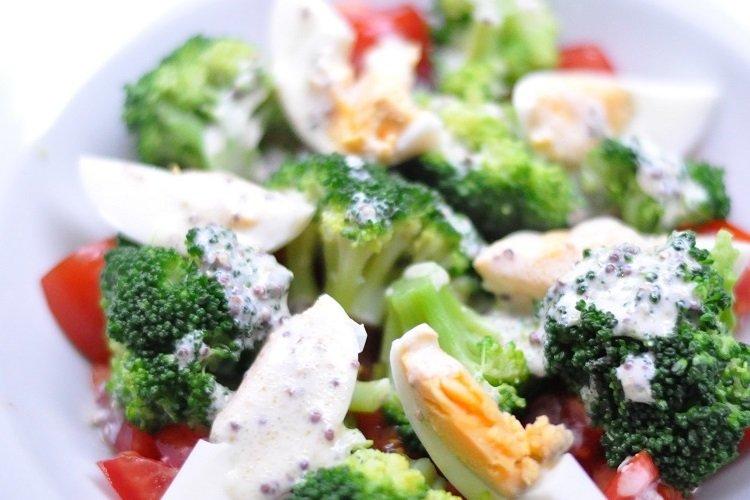 Salat „Prinz“ mit Eiern, Brokkoli und Tomaten