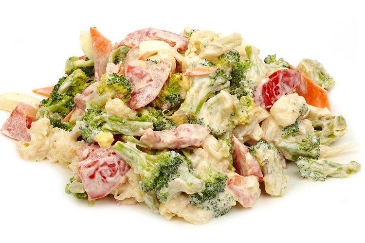 Einfacher Salat mit Brokkoli und Mayonnaise