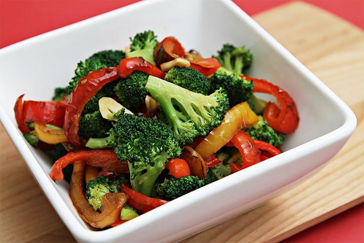 Salat „Sommer“ mit Brokkoli und Paprika