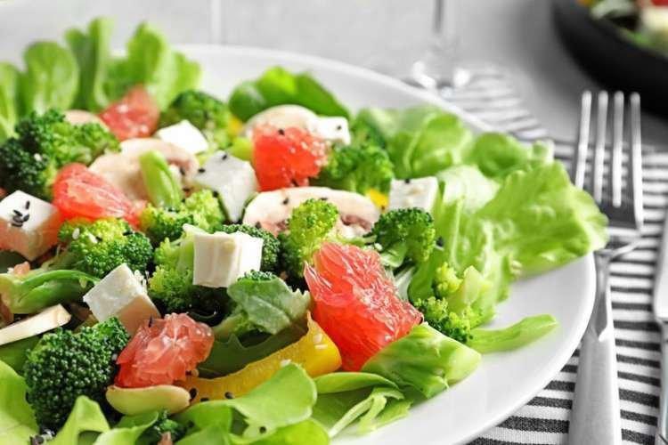 Salat mit Grapefruit und Brokkoli
