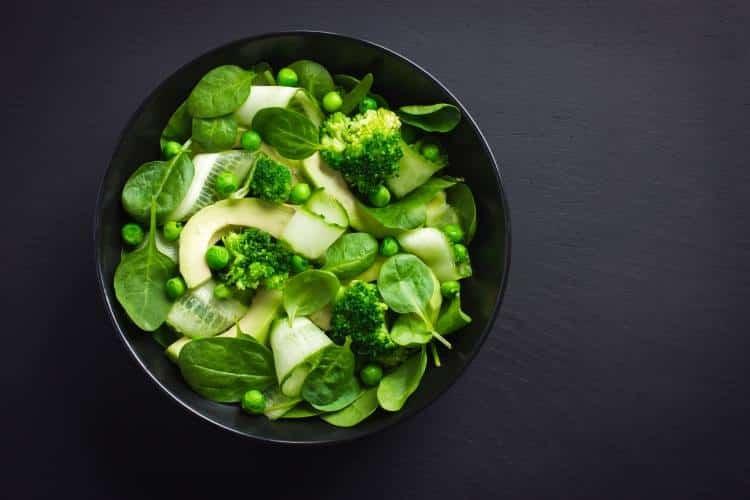 Salat mit Brokkoli und Avocado