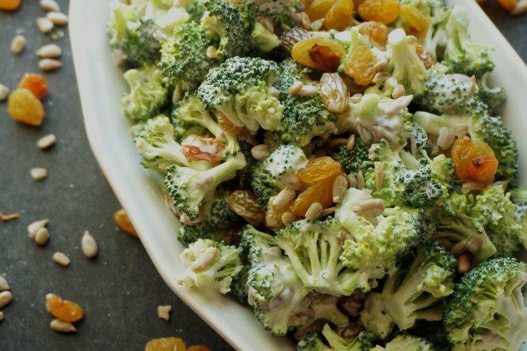 Salat mit Rosinen, Brokkoli und Sauerrahm