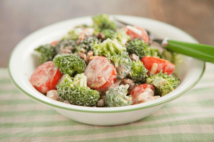 Salat mit Brokkoli und Kirschtomaten