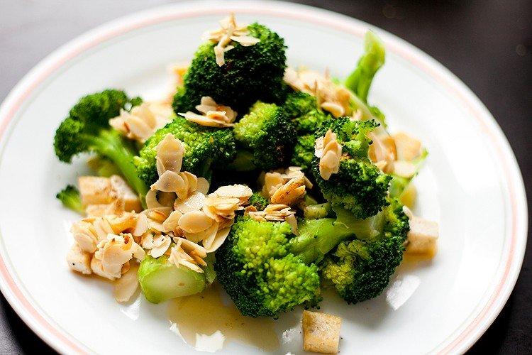 Salat mit Brokkoli und Mandelsplittern