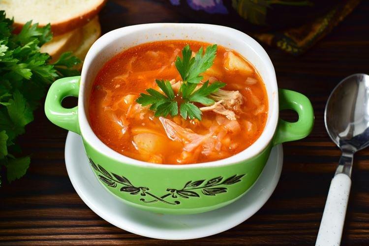 Borsch con pollo y chucrut