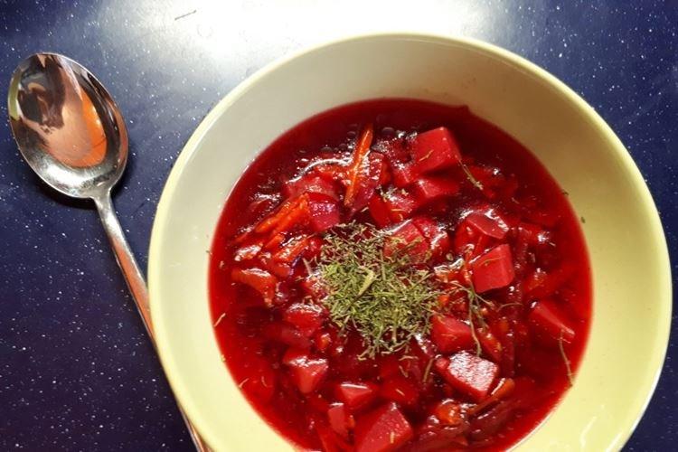 Borsch con chucrut en olla de cocción lenta