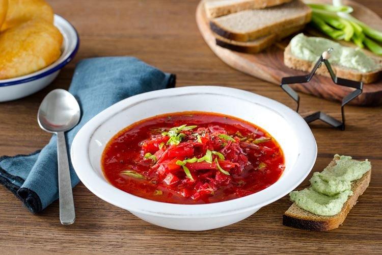 Borsch con chucrut en caldo de champiñones