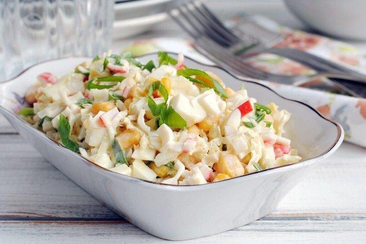 Salat mit Chinakohl und Krabbenstäbchen