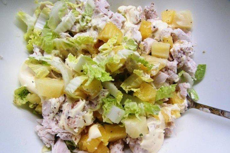 Salat aus Chinakohl mit Ananas