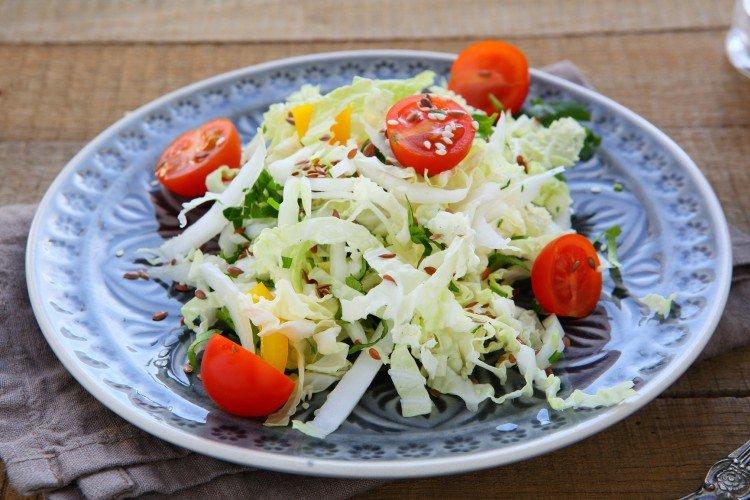 Salat aus Chinakohl mit Gemüse