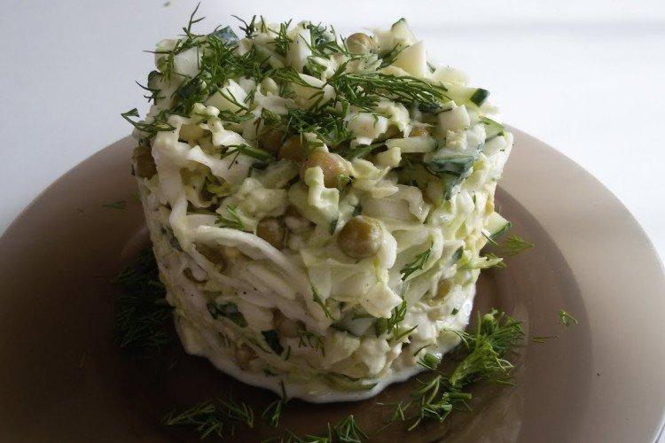 Salat mit Erbsen und Chinakohl