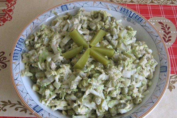 Salat mit Chinakohl und Salzgurken