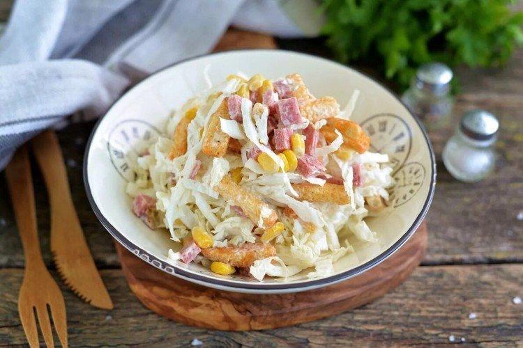 Salat aus Chinakohl mit Croutons
