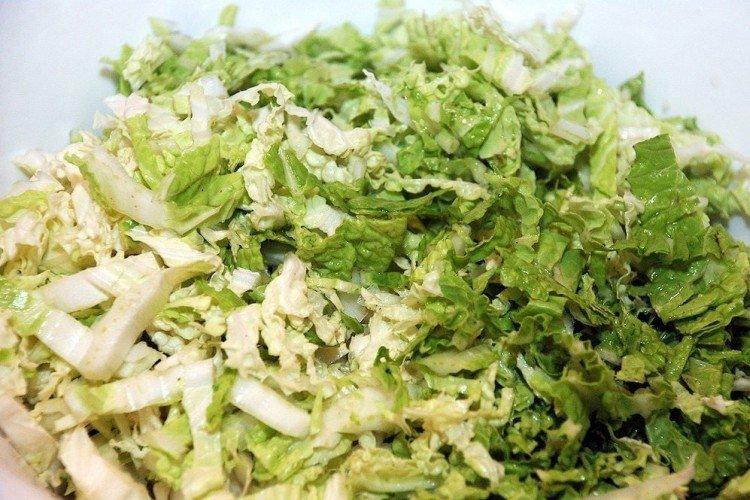 Salat mit Zucchini und Chinakohl