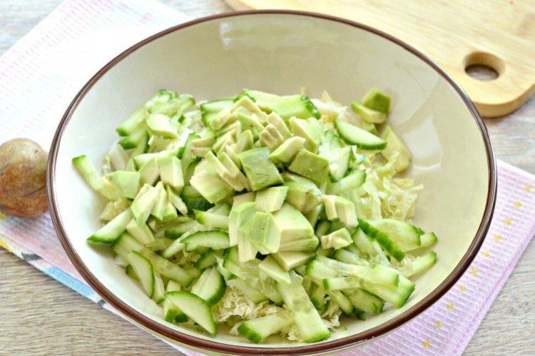 Salat aus Chinakohl mit Avocado