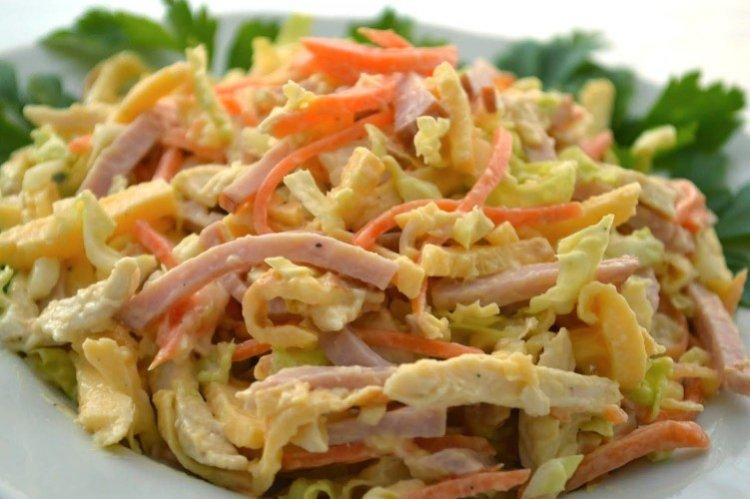 Salat mit Schinken, Chinakohl und Omelett