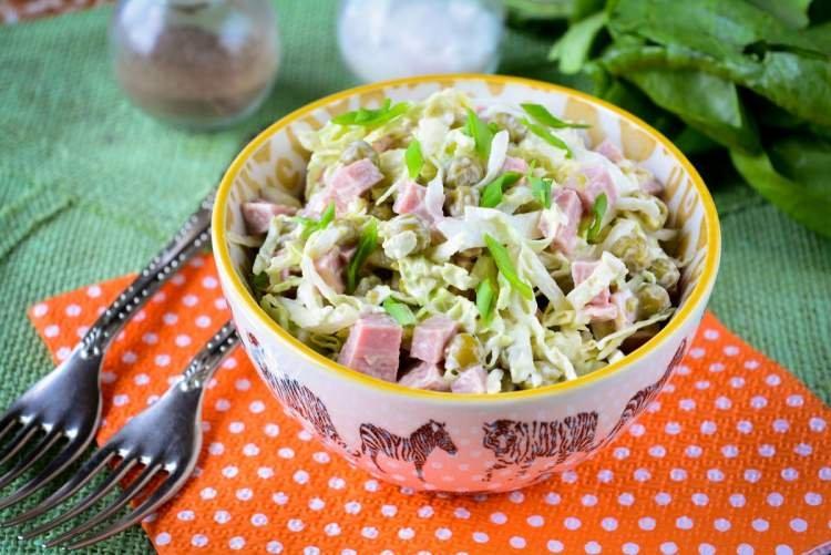 Salat aus Chinakohl mit Wurst und Erbsen