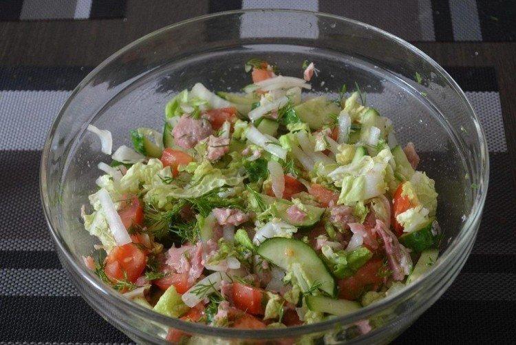 Salat aus Chinakohl mit Thunfisch