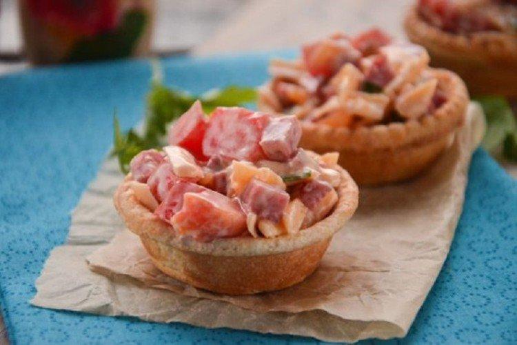 Con salchicha, queso y tomate