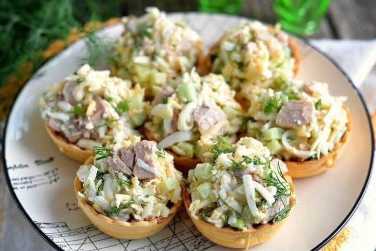 Con pollo, pepino y huevos