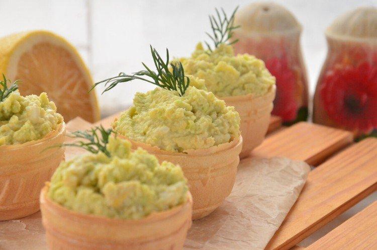 Con aguacate, pepino y aceitunas