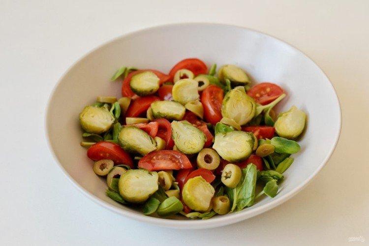 Brussels Sprouts and Tomato Salad
