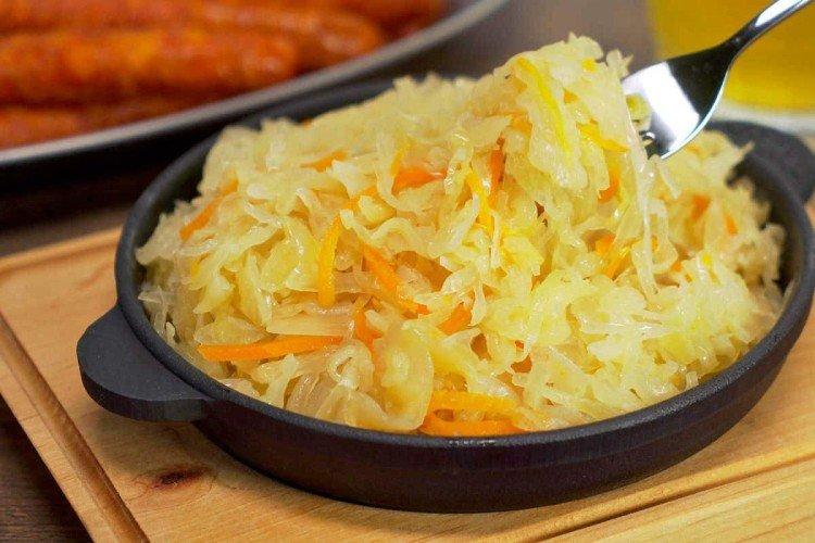 In Bier geschmortes Sauerkraut