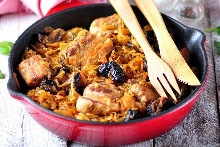 Sauerkraut, geschmort mit Rippchen und Pflaumen