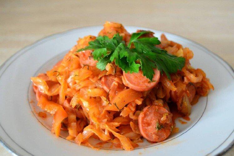 Geschmortes Sauerkraut mit Würstchen