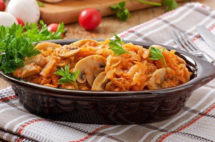 Geschmortes Sauerkraut mit Pilzen