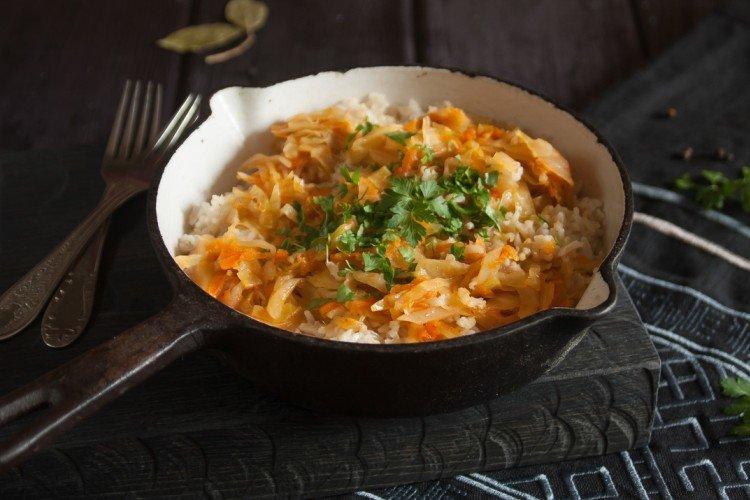 Geschmortes Sauerkraut mit Reis