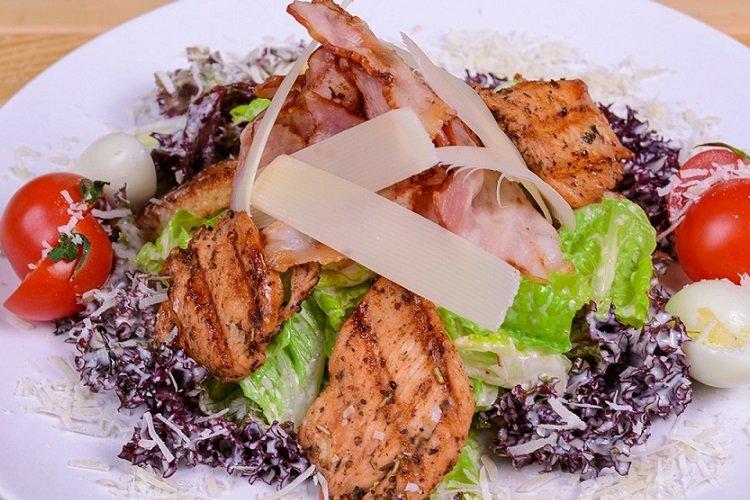 Ensalada con filete de pollo, tocino y parmesano