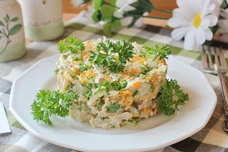 Ensalada con pollo ahumado, queso blando y huevo
