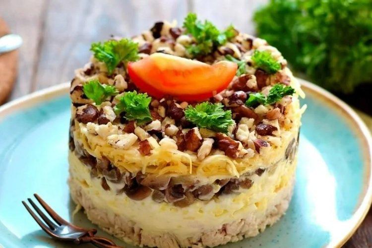 Ensalada con filete de pollo, nueces y queso