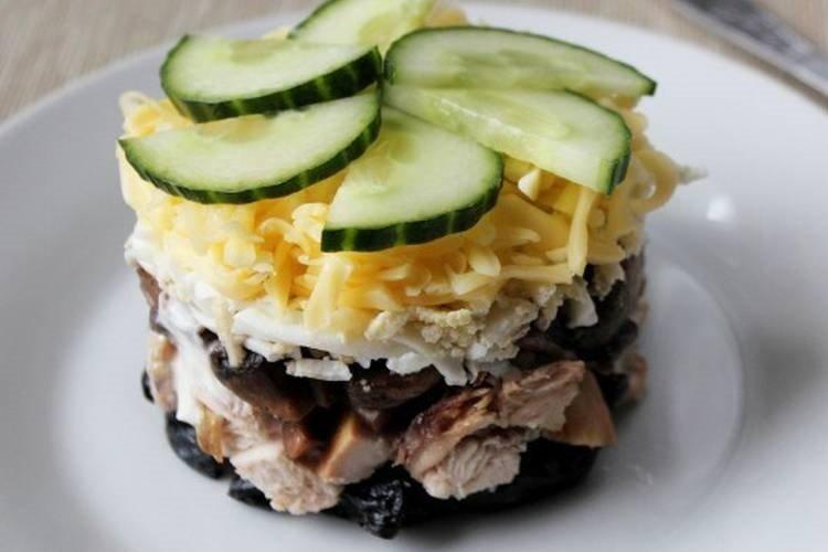 Ensalada con pollo, ciruelas pasas y queso
