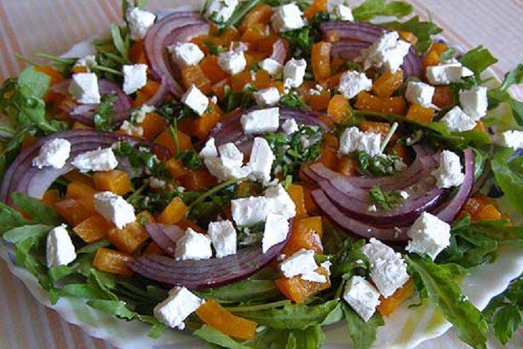 Ensalada con filete de pollo, feta y cebolla encurtida