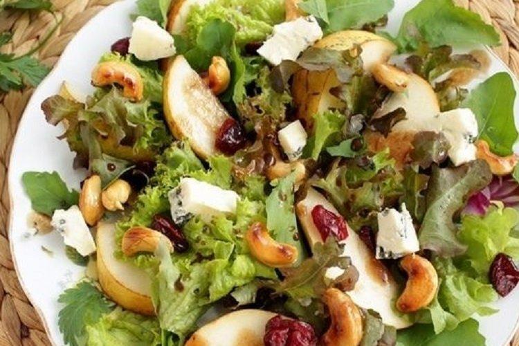 Ensalada de pera, pollo y queso