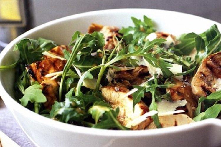Ensalada ligera con pollo, parmesano y hierbas