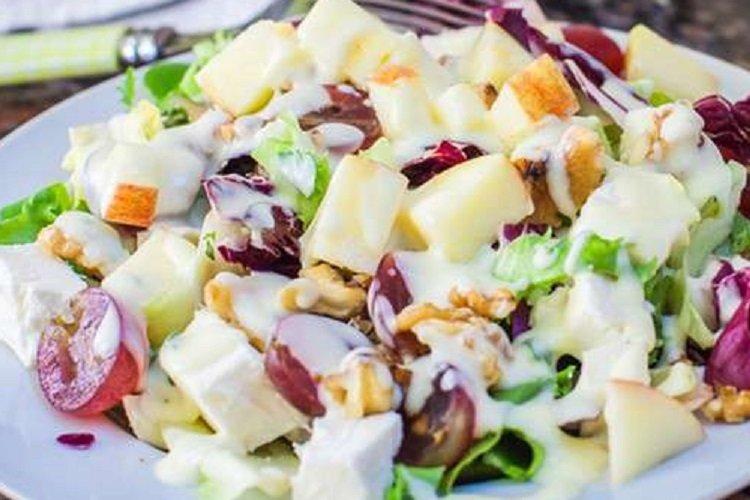 Ensalada de pollo, uvas y feta