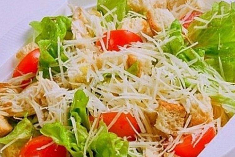 Ensalada con pollo, picatostes y queso