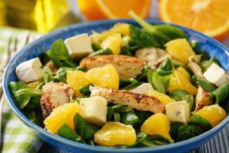 Ensalada original de pollo, queso blando y naranja