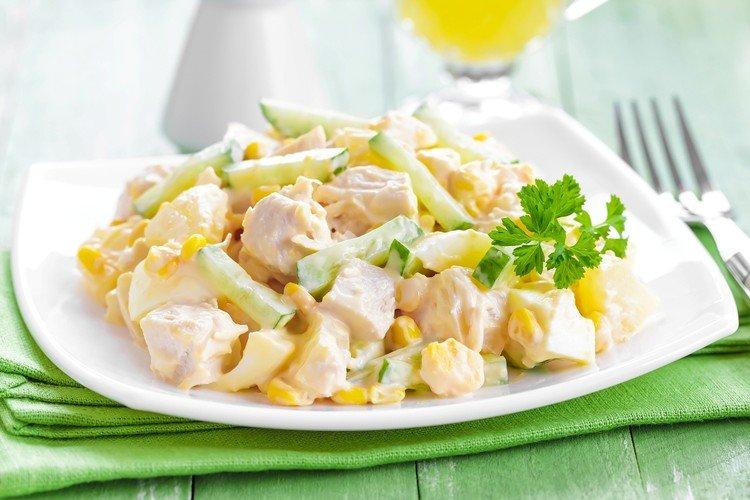 Ensalada con piña, pollo y maíz