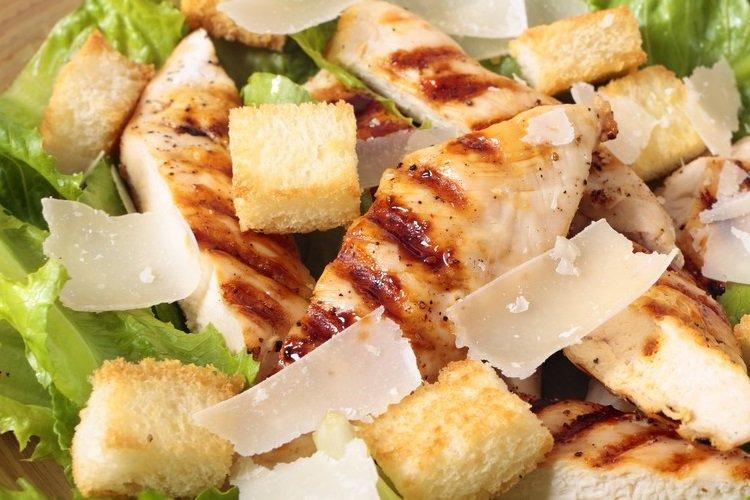 «César» con pollo y parmesano